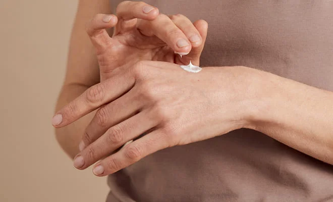 ARYA LAYA Handpflege Frau cremt sich die Hände ein