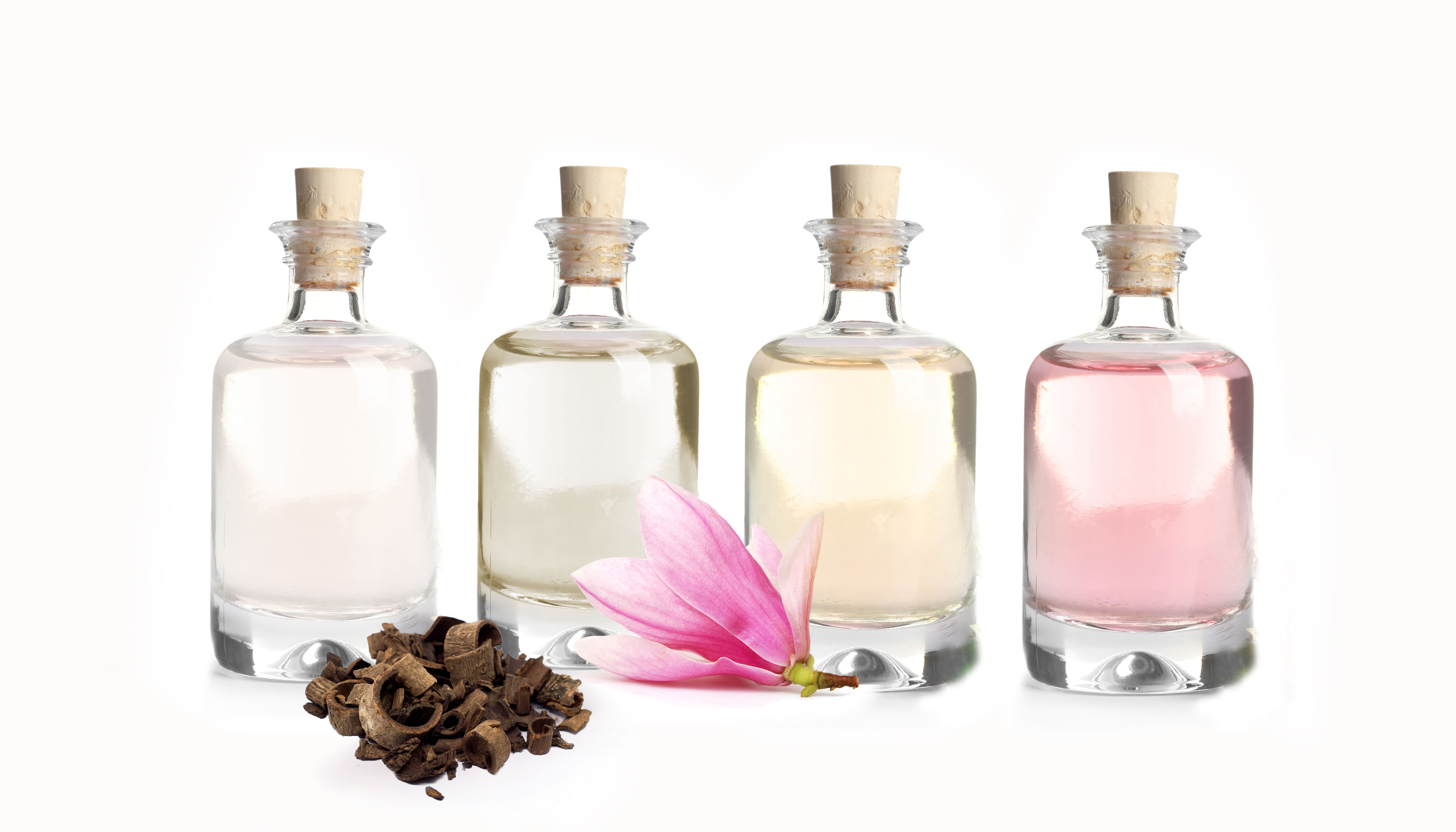 Der Magnolien-Wirkstoffkomplex enthält Magnolienblütenöl,  -wasser,  -Extrakt sowie Magnolienrinden-Extrakt