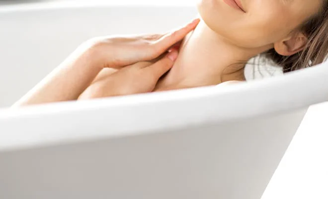 ARYA LAYA Heilkräuter-Bäder Frau genießt ihr Bad in der Badewanne