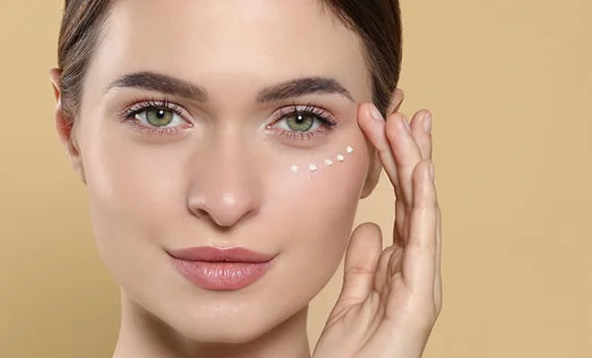 ARYA LAYA Augenpflege Frau klopft Augencreme auf die empfindliche Augenpartie ein
